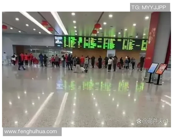 球员赛后感谢粉丝热情接机,机场变“球迷海” 球员赛后感谢粉丝热情接机,机场变“球迷海”